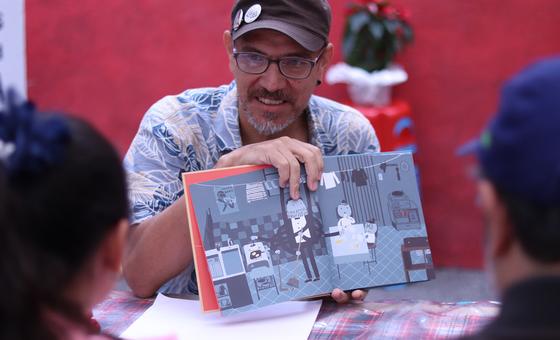 El pulpo que ayuda a las infancias y sus familias a reflexionar sobre los cuidados y el trabajo digno